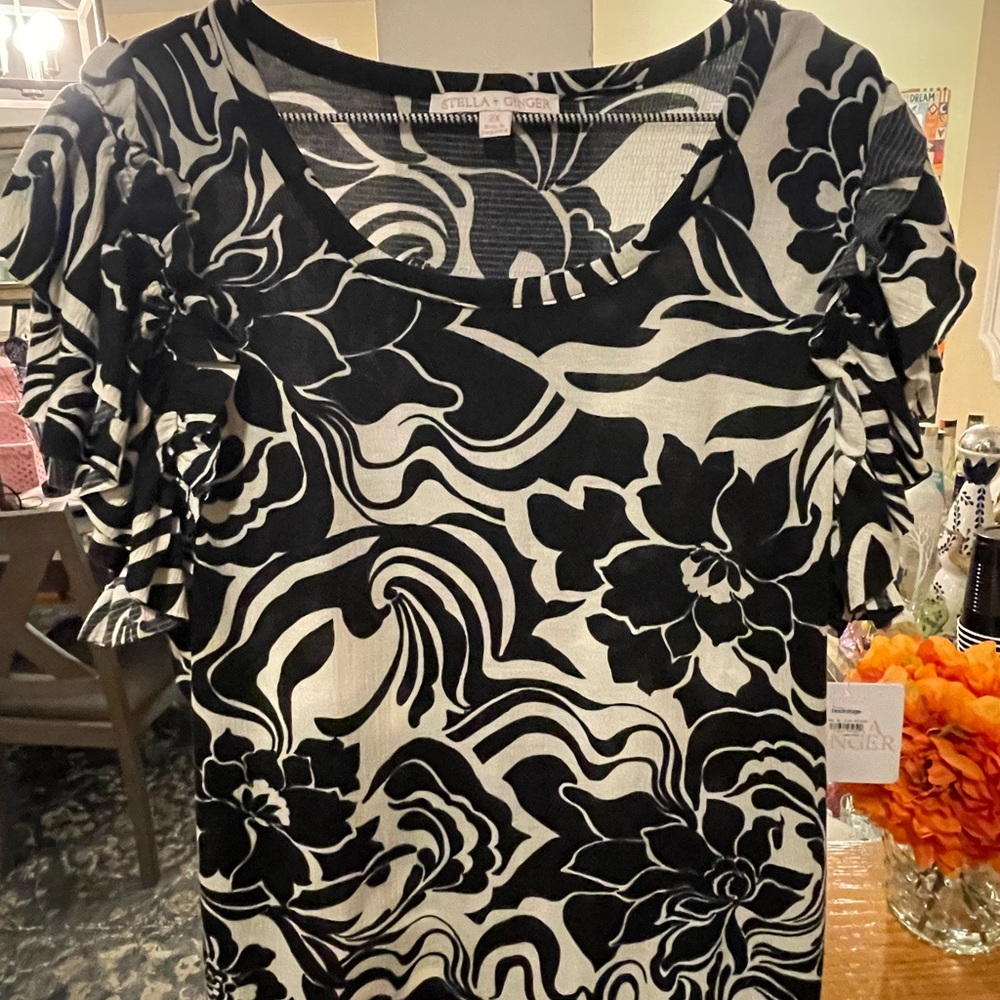 Stella Ginger Black and White Ruffled Graphic Blouse 
Size 2X NWT